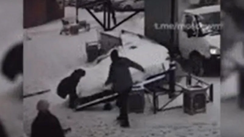 Момент, когда крыша упала на мужчину и переломала ему ноги в Подольске, попал на видео