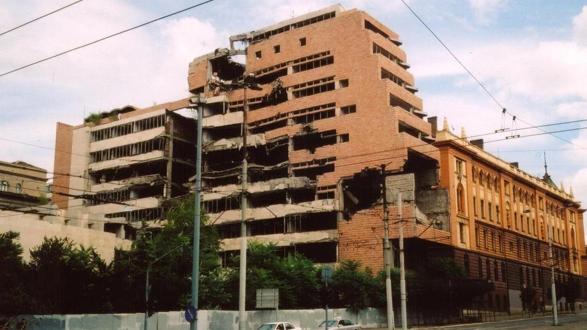 Здание Министерства обороны СРЮ после бомбардировки