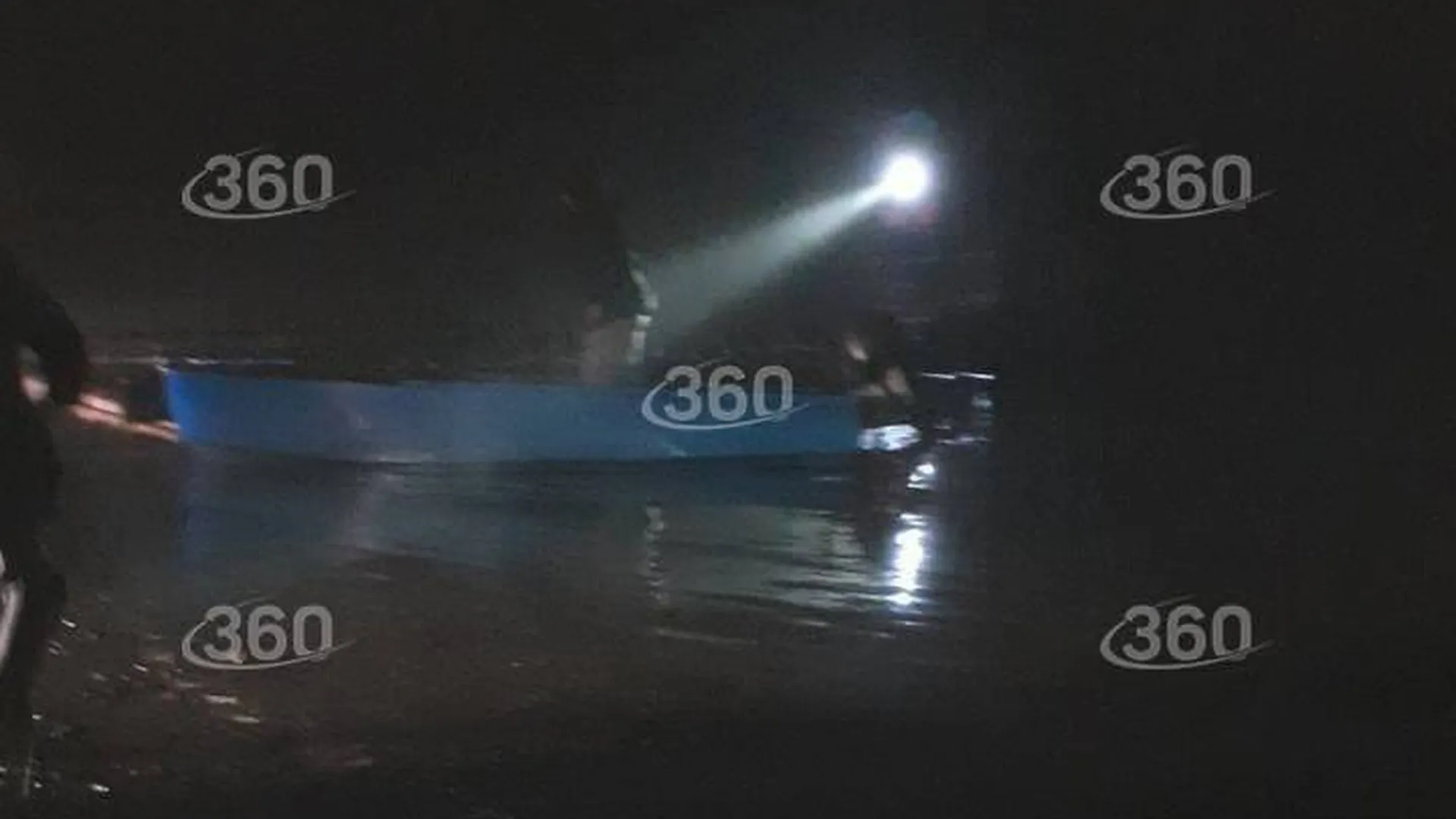 Спасенных из рухнувшего самолета людей под Иркутском начали доставлять на берег на лодках