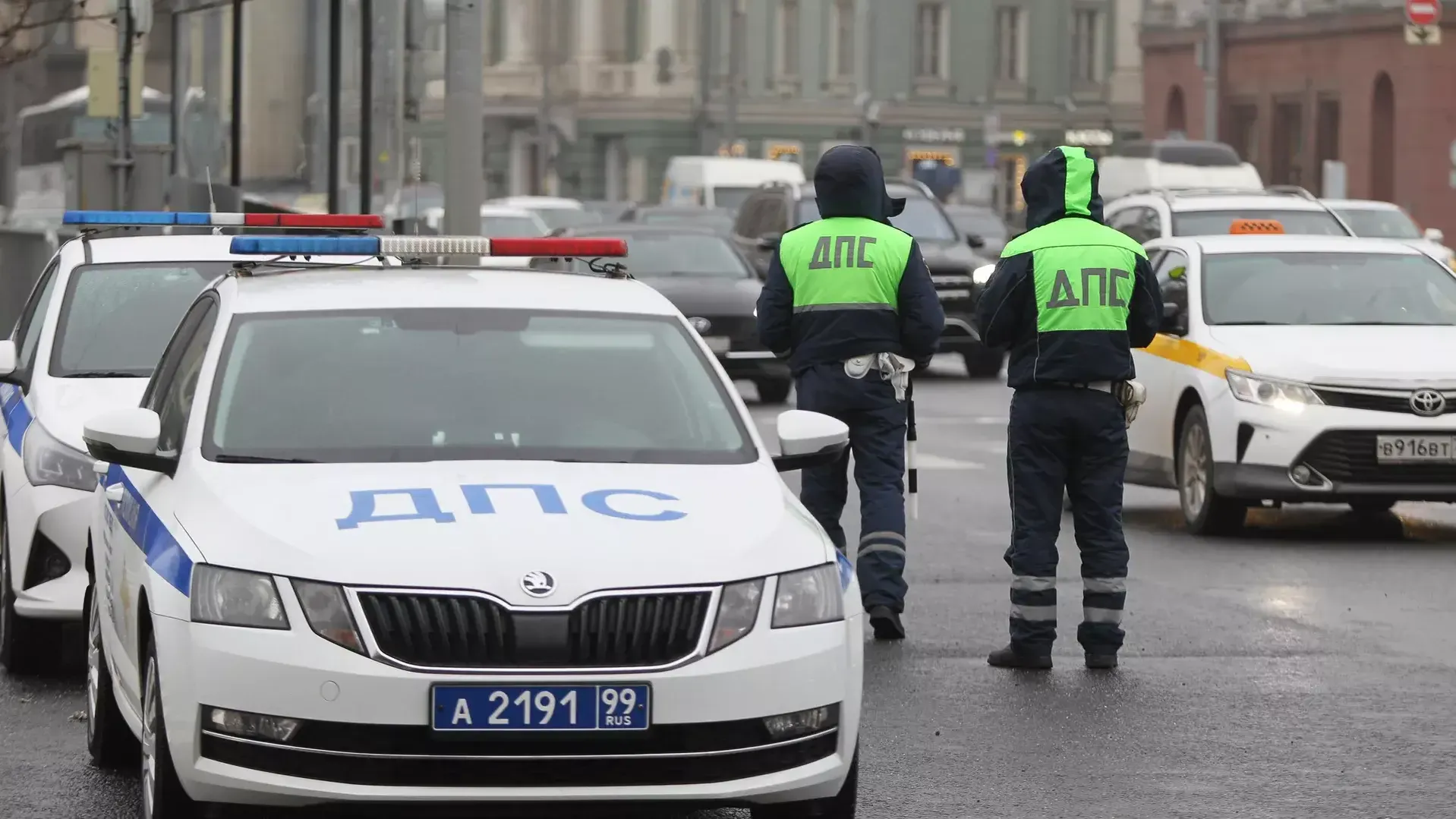 В Красноярске полицейские заставили пьяного мужчину переставить автомобиль  и тут же задержали его за пьяную езду