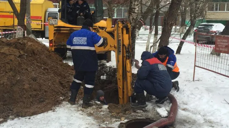 Ведутся ремонтные работы по устранению аварии на водопроводе в Люберцах