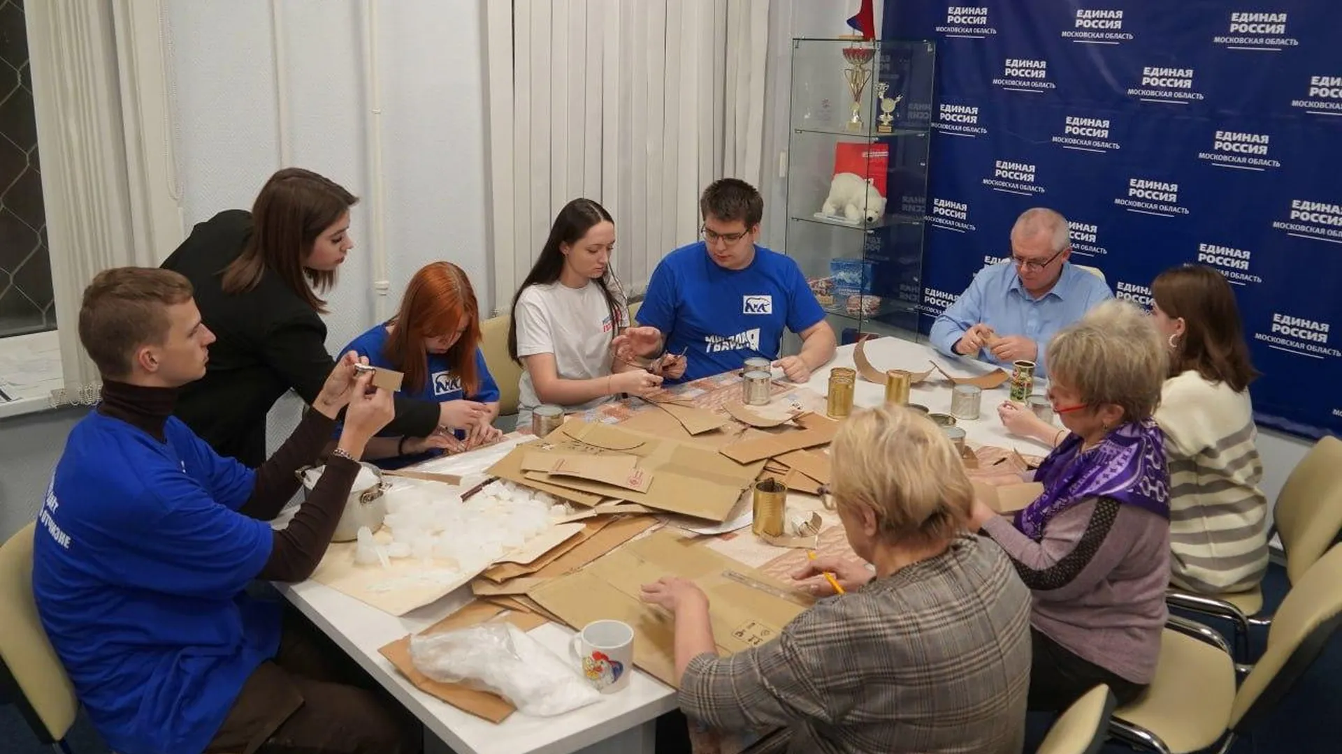 Активисты из  Воскресенска организовали мастер-класс по созданию блиндажных свечей в поддержку участников СВО
