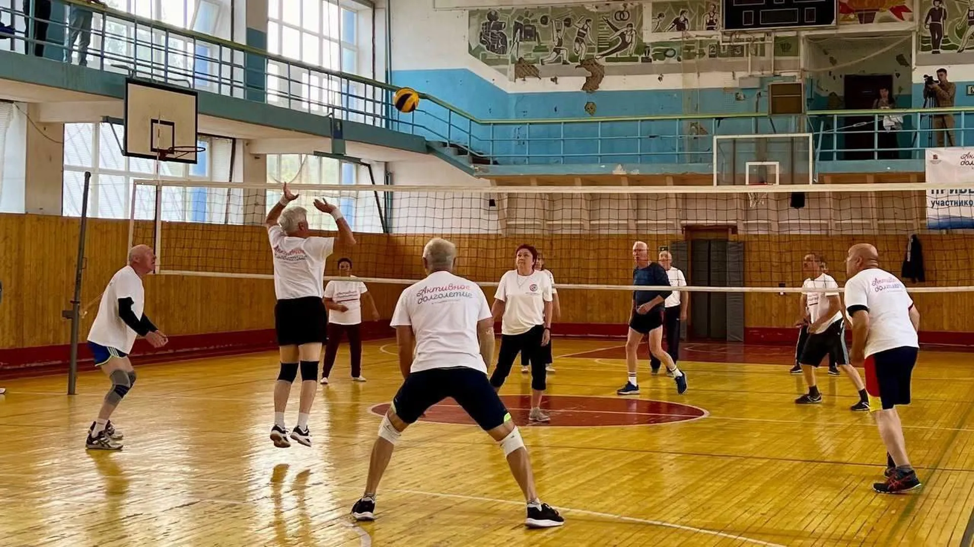 Реутовские долголеты показали мастерство на зональном турнире по волейболу в Ногинске