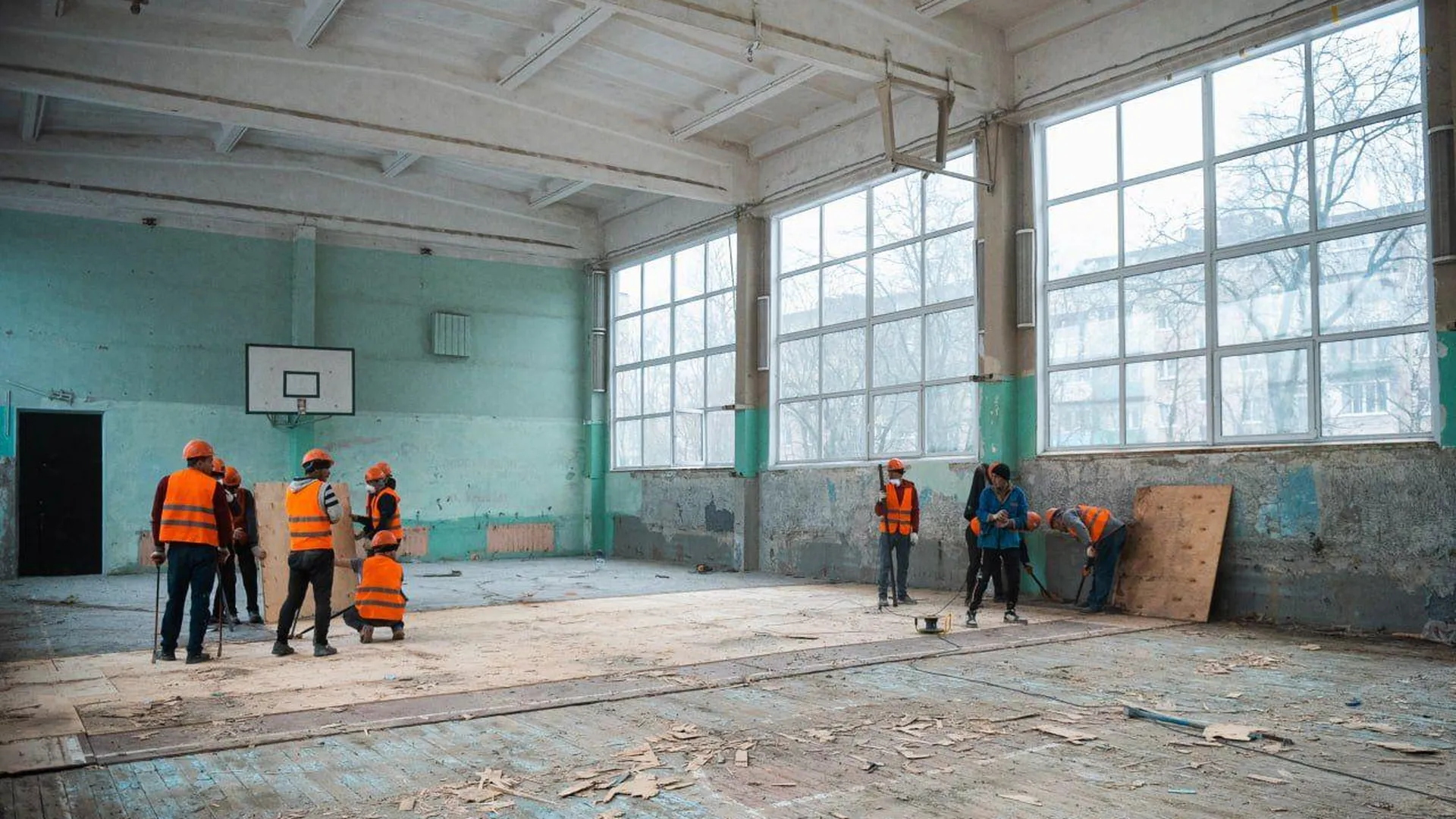 Двадцать рабочих производят капитальный ремонт гимназии в подмосковном Подольске