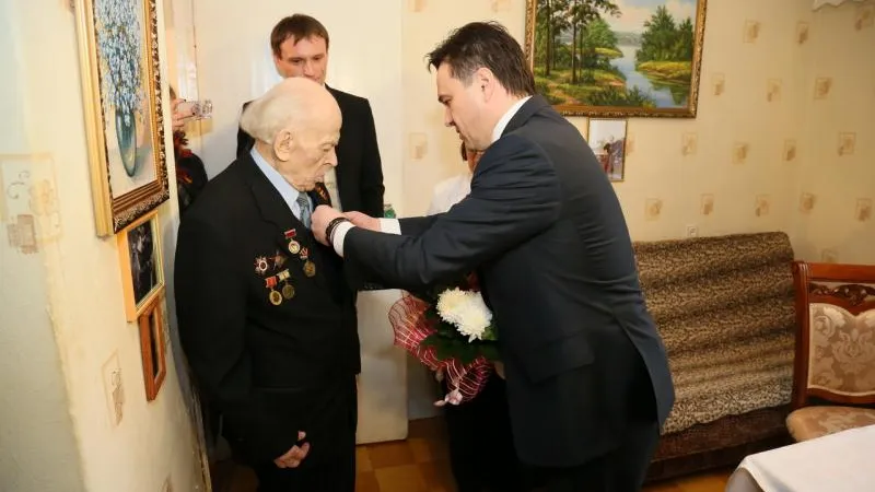Губернатор вручил юбилейную медаль ветерану в Сергиевом Посаде
