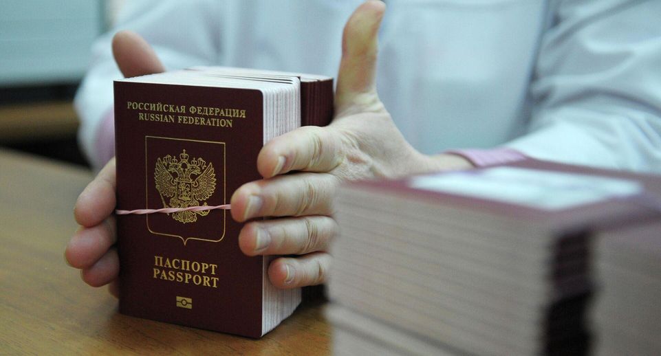 Захарова опровергла ужесточение порядка выдачи загранпаспортов за границей