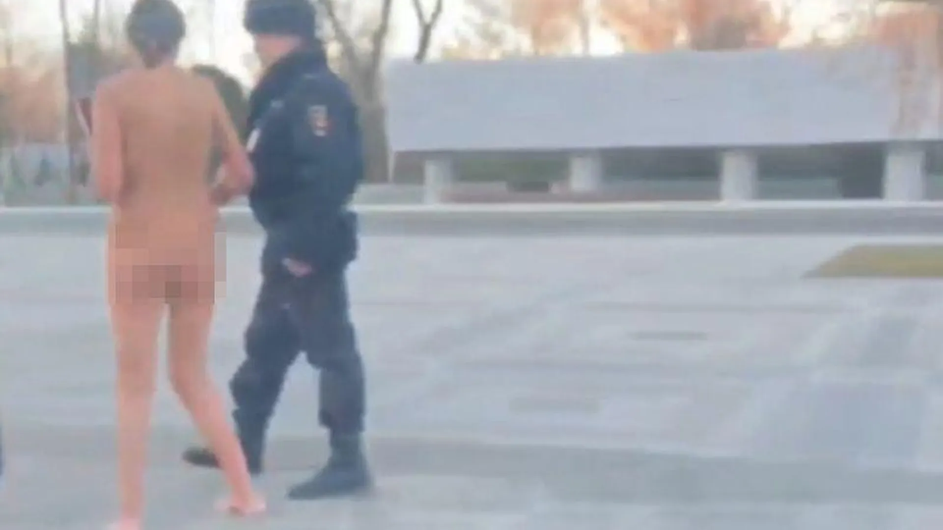 Голая женщина с религиозной книгой пробежалась по Краснодару в мороз. Видео