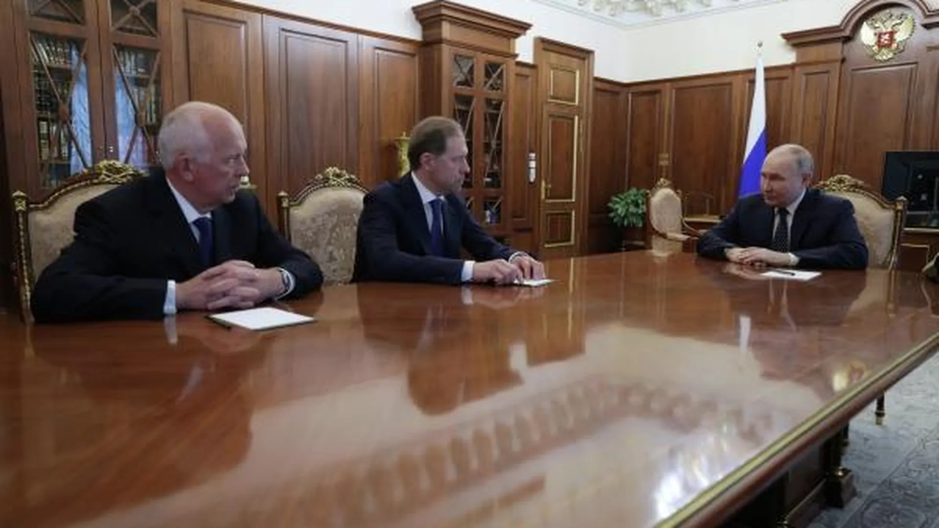 Путин встретился с Мантуровым и Чемезовым