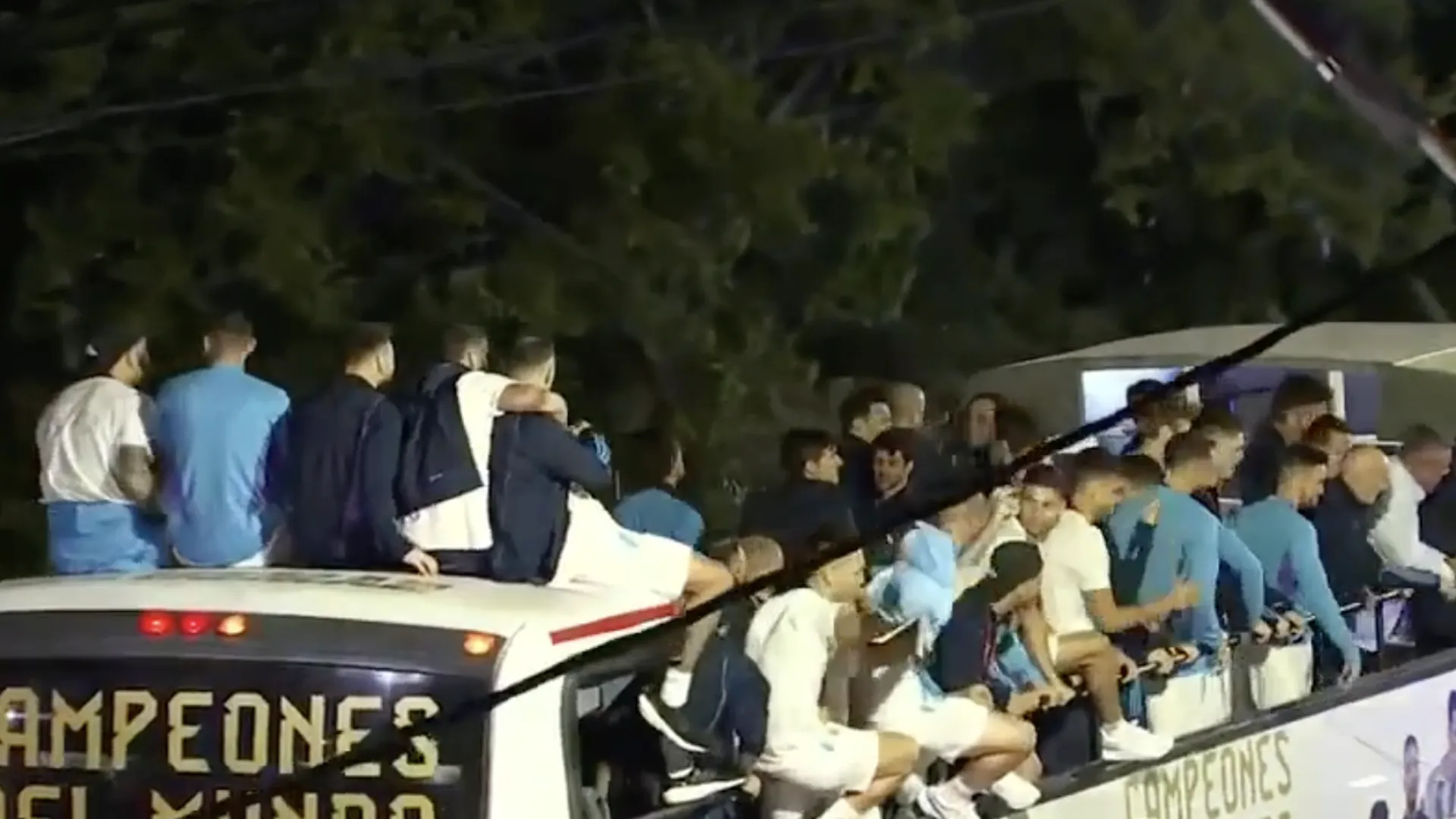 Болельщики спрыгнули с моста на автобус сборной Аргентины по футболу