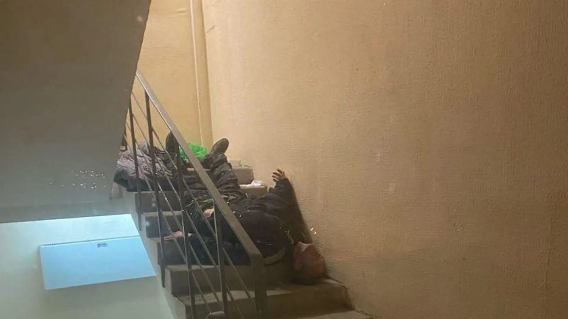 Жители Котельников жалуются на бездомных в многоэтажках