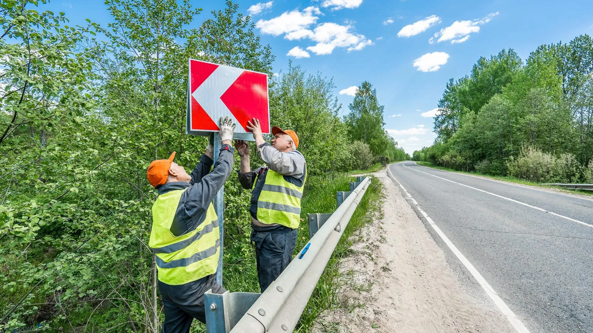 Дорожники провели ремонт знаков в девяти округах Подмосковья