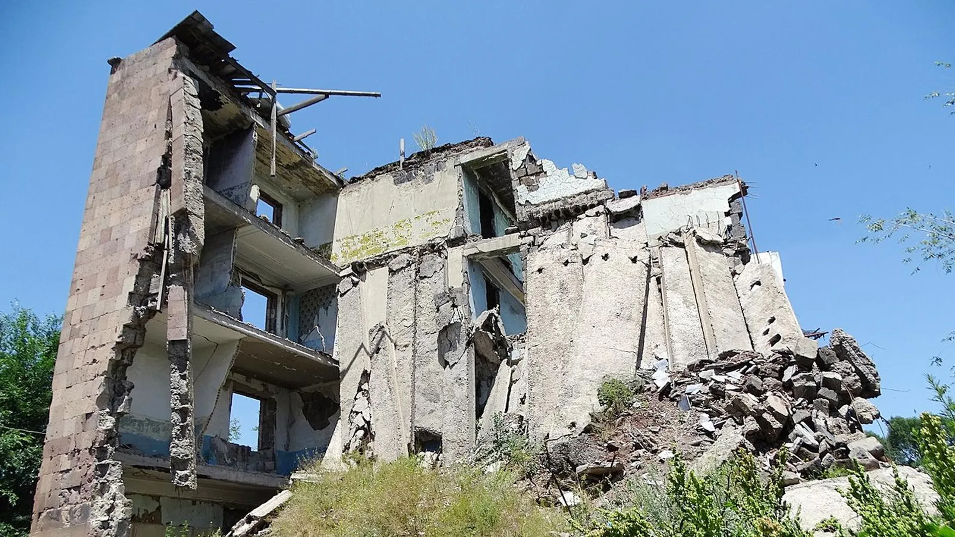 Разрушенное землетрясением здание в Спитаке
