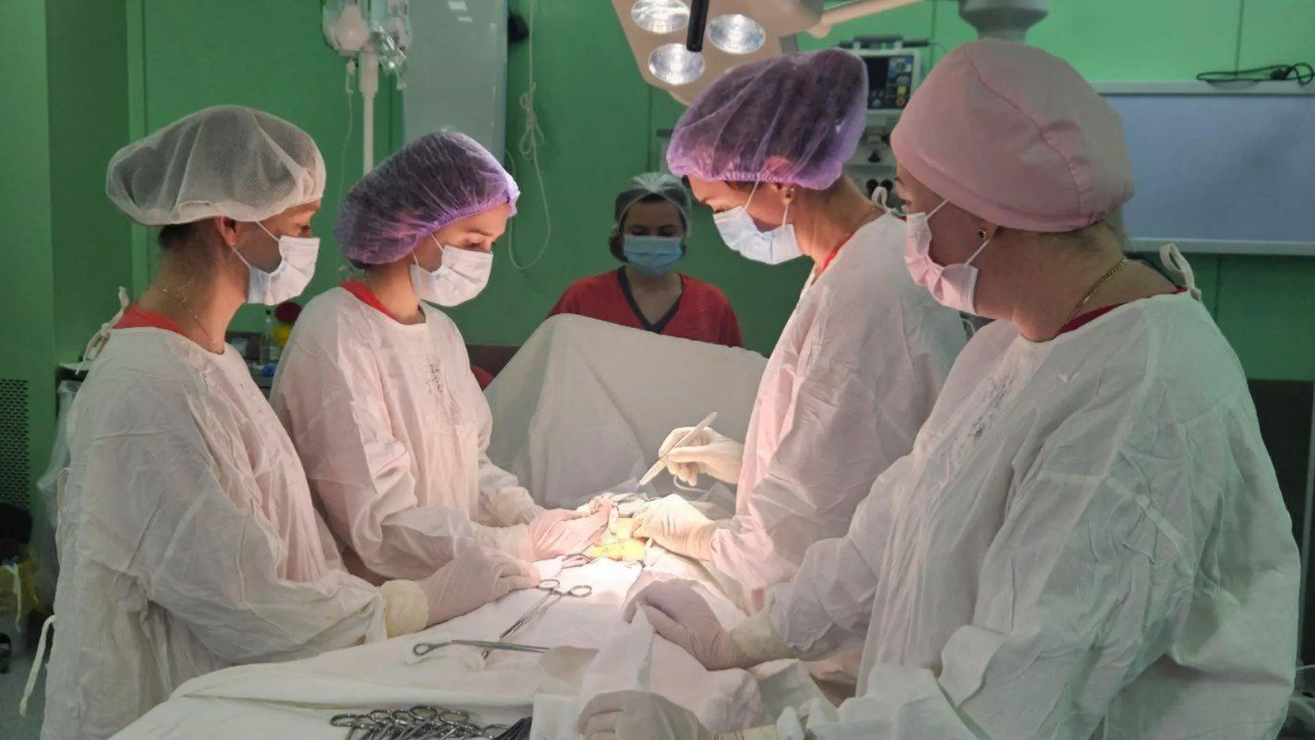 Десять врачей устроились на работу в областной онкологический диспансер с начала года