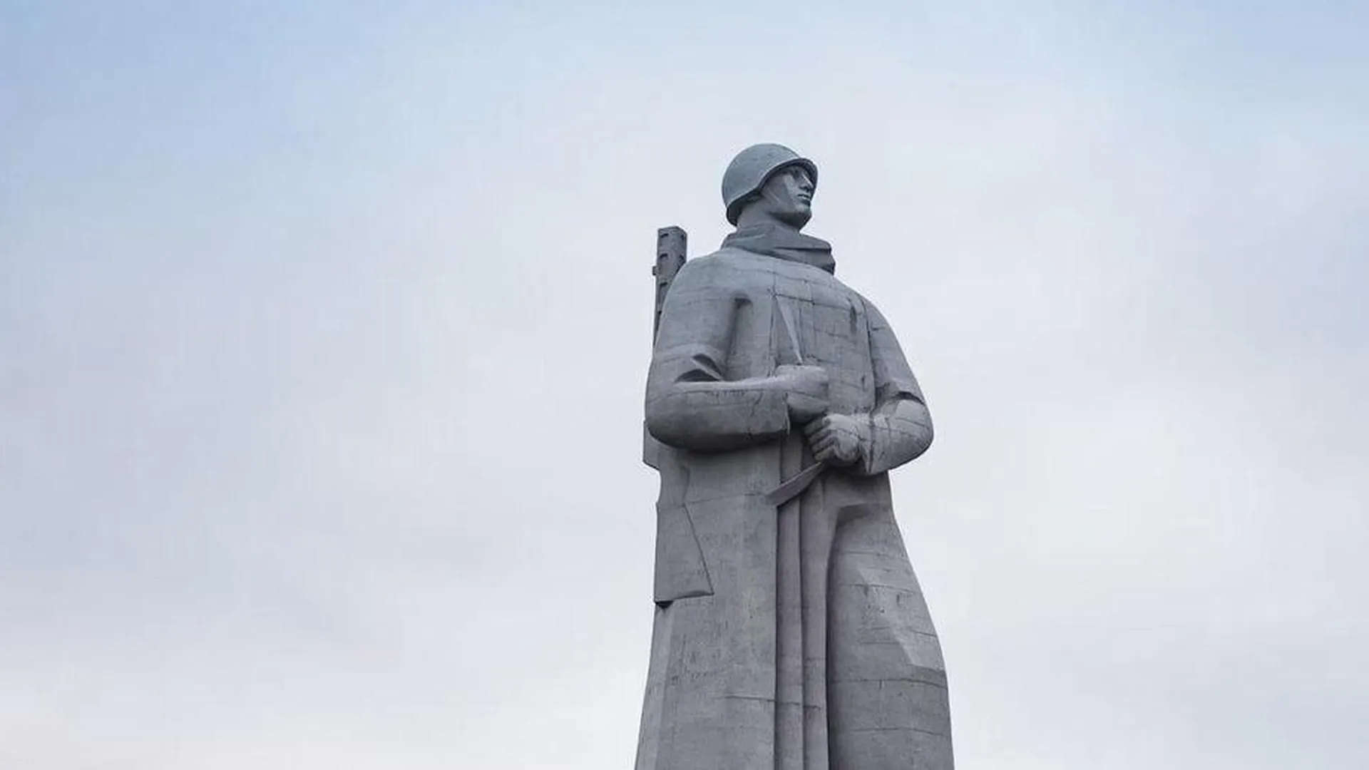 Памятник советским солдатам снесли в украинском городе