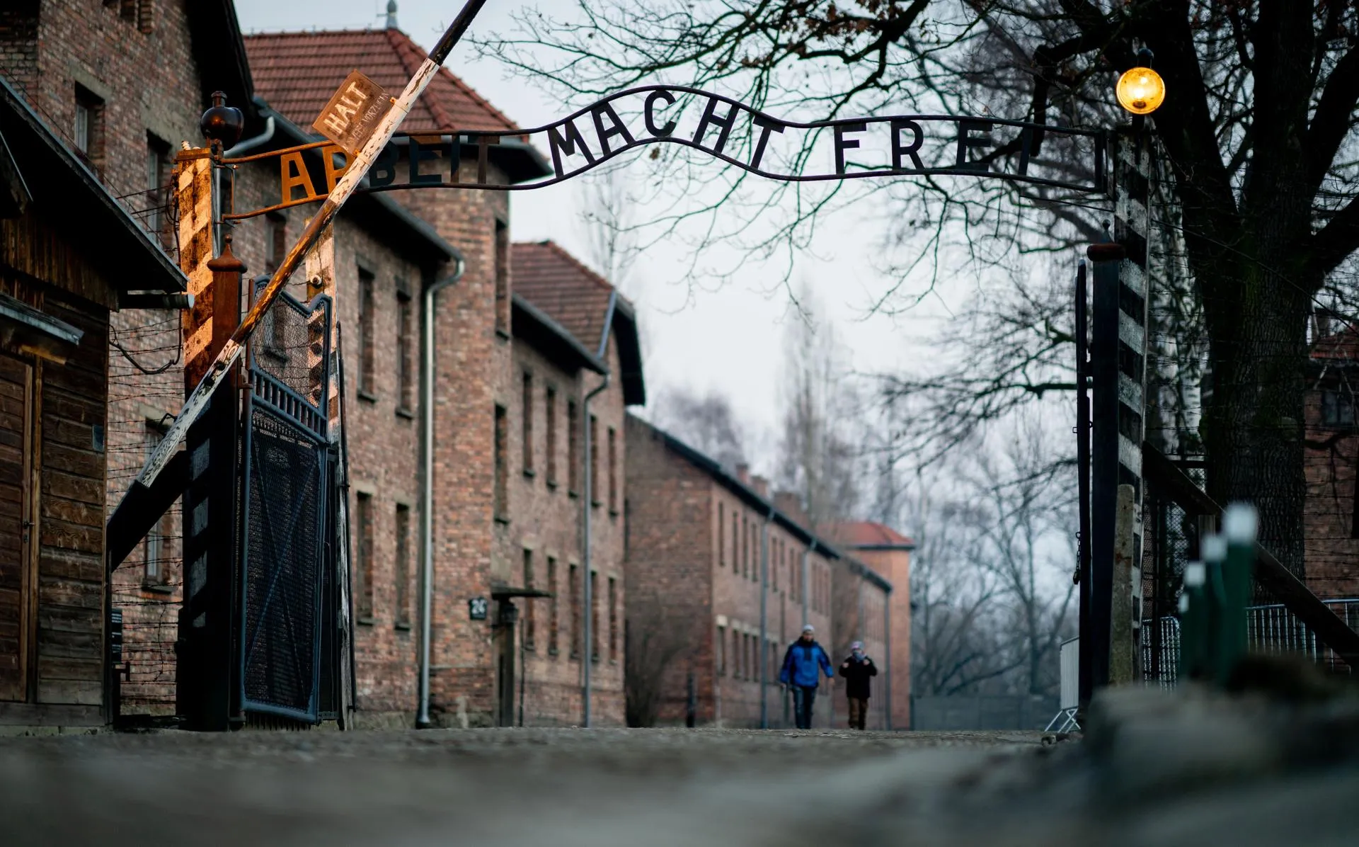 Ворота лагеря смерти Освенцима с надписью Arbeit macht frei — «Труд освобождает» / Kay Nietfeld / dpa