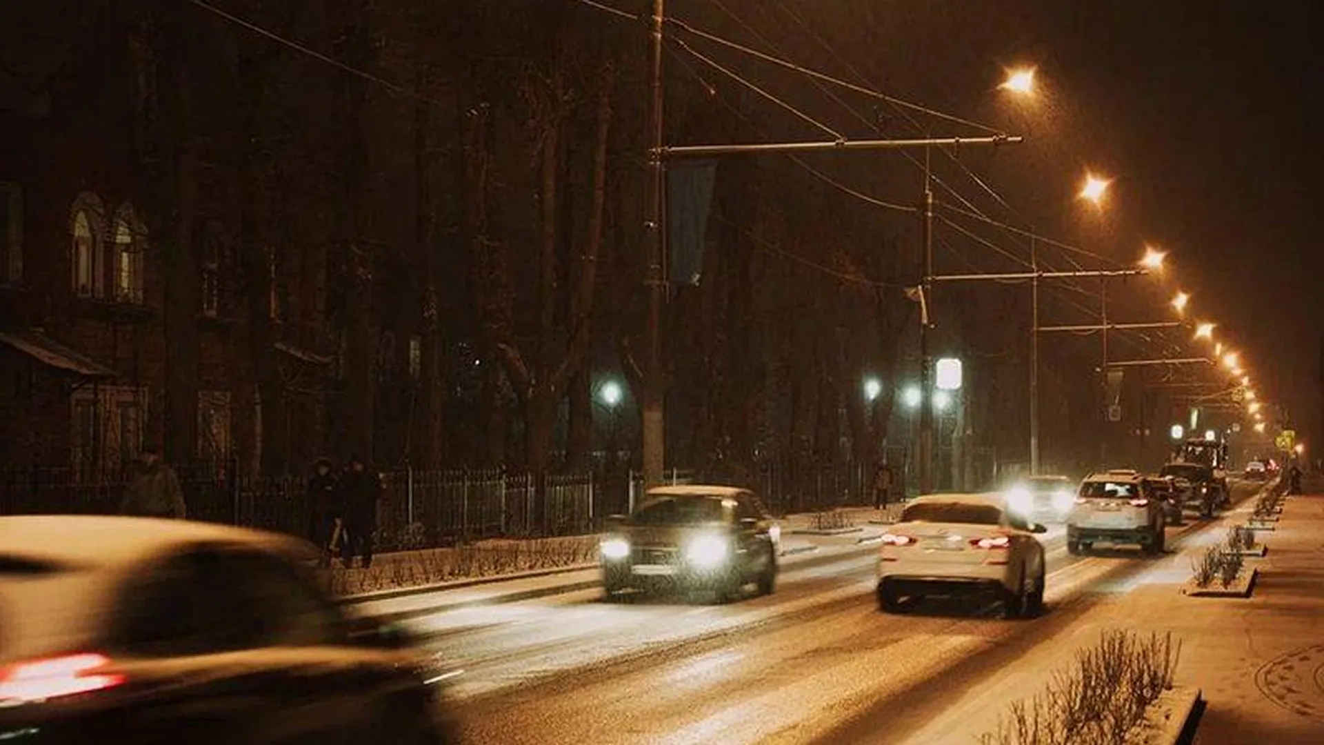 Работа по устройству и модернизации уличного освещения продолжается в Ленинском округе