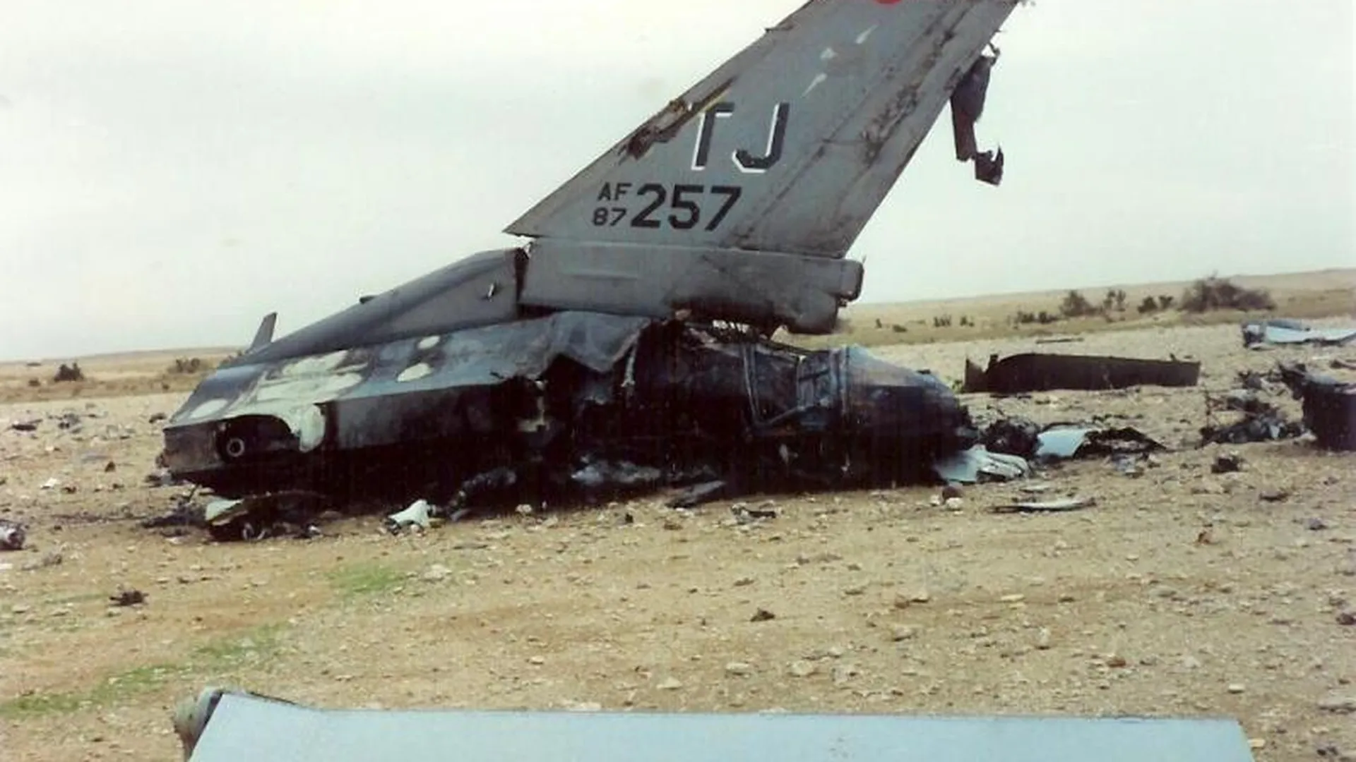 Обломки F-16, сбитого ЗРК С-125 во время операции «Буря в пустыне»