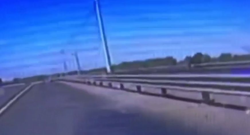 МВД: в Ленобласти полицейские спасли девушку с парапета моста