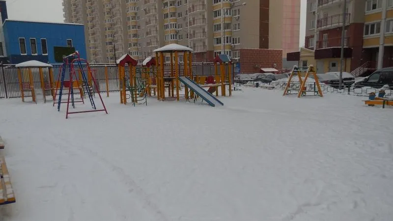 Детскую площадку в Дзержинском выкопали из-под снега