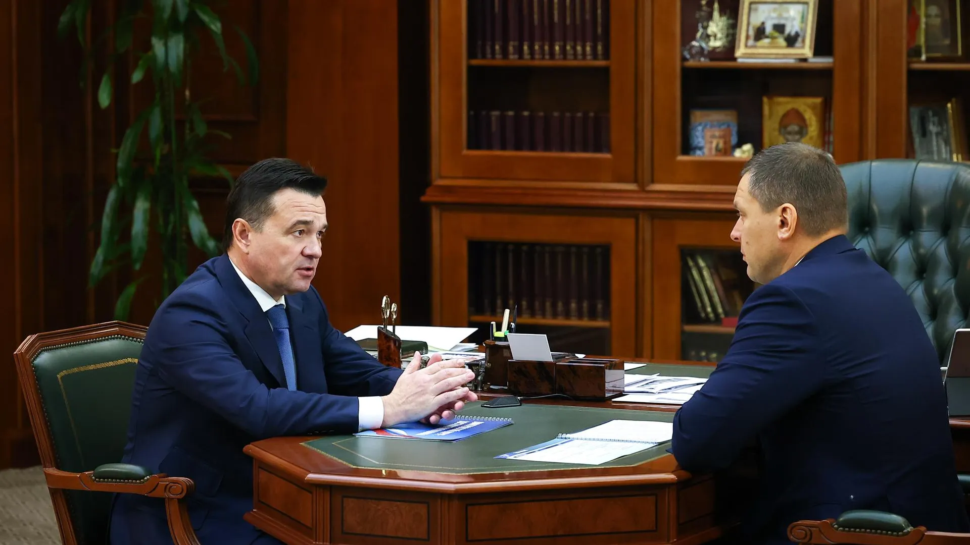Губернатор Подмосковья провел рабочую встречу с главой Дмитровского округа