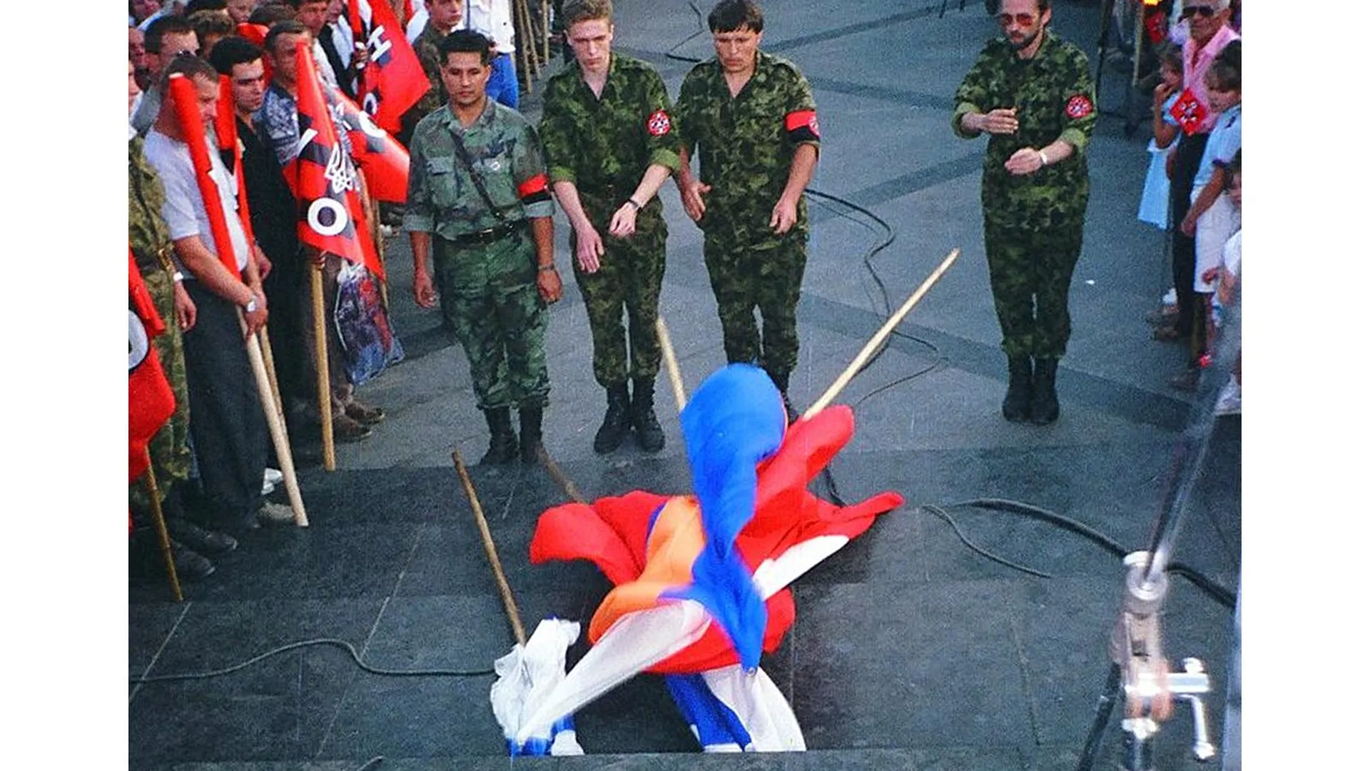 Во Львове бросают на землю флаги Армении, Польши и России, 1997 год. Фото wikipedia.org