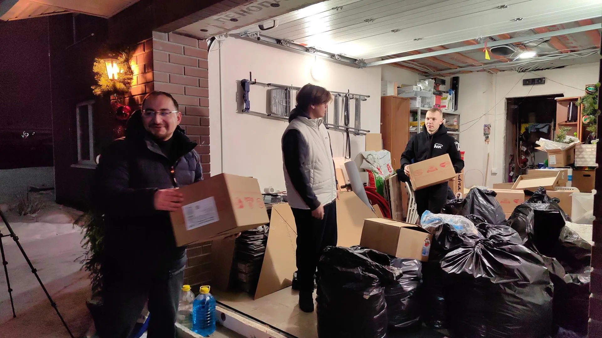 Гуманитарную помощь и новогодние подарки привезли из Щелкова в детские дома ЛНР
