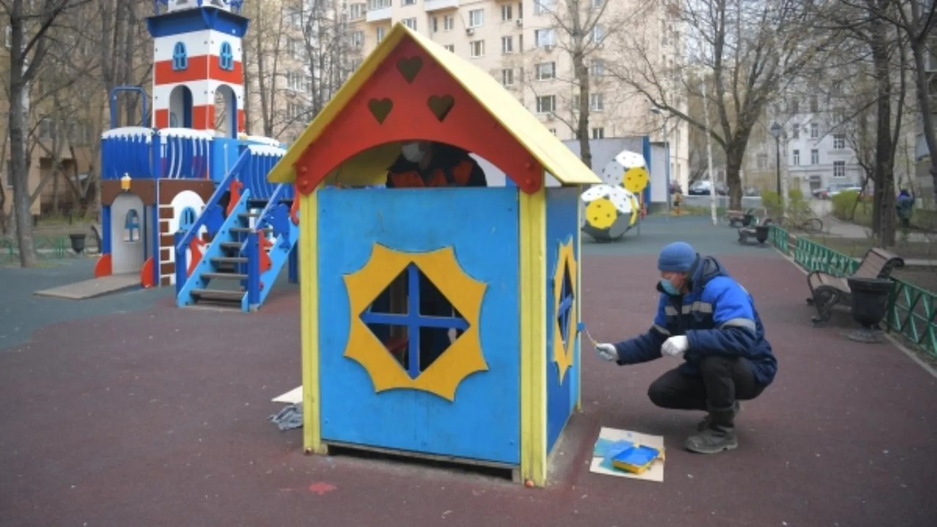 Возле московских новостроек установили 600 детских и спортивных площадок