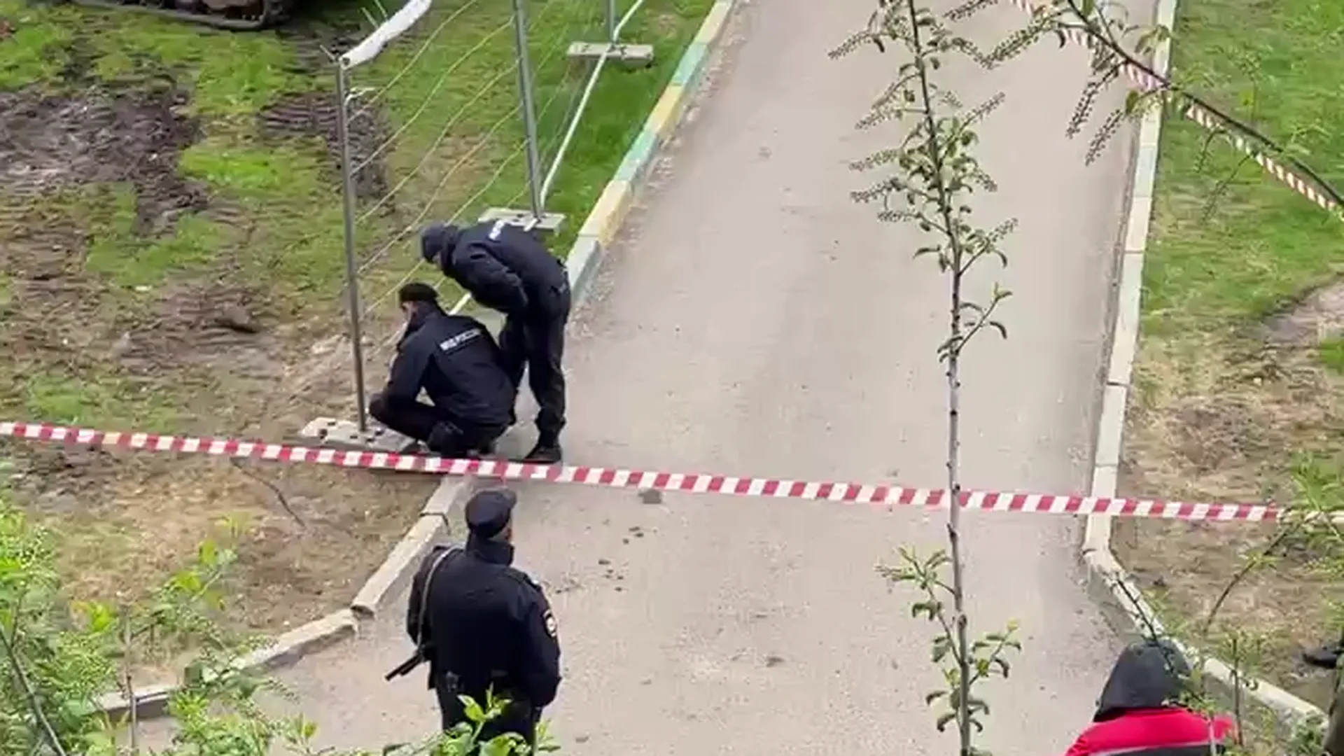 Появилось видео работы спецслужб в московском дворе, где нашли похожий на мину предмет