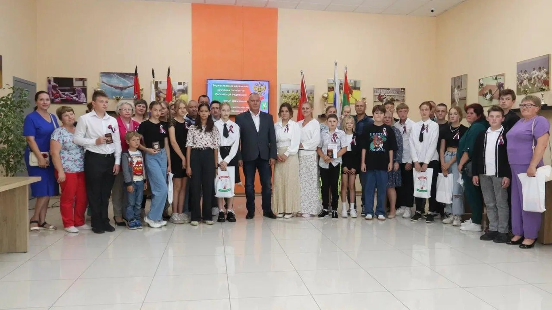 Юным талдомчанам торжественно вручили паспорта граждан России