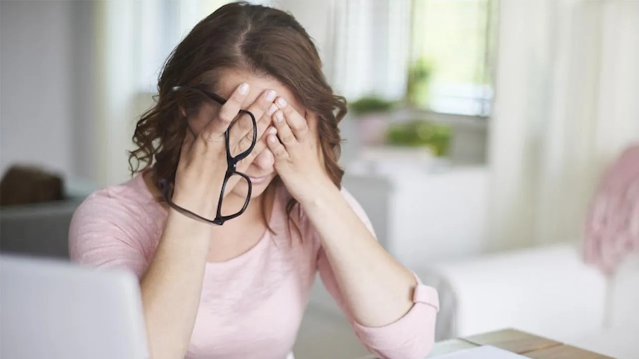 «Последствия серьезны»: как отличить мигрень от других головных болей, и когда из-за нее нужно бежать к врачу