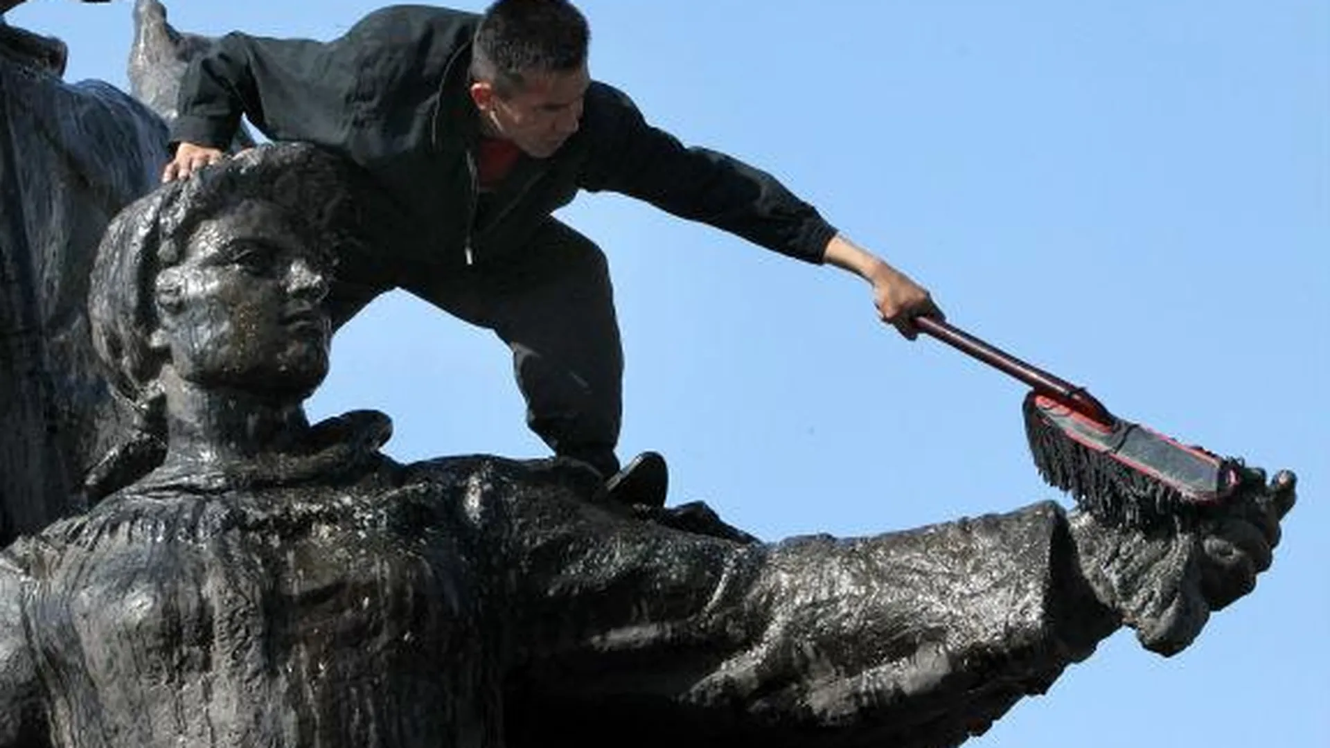 Работники аппарата Мособлдумы почистили памятники героям ВОВ