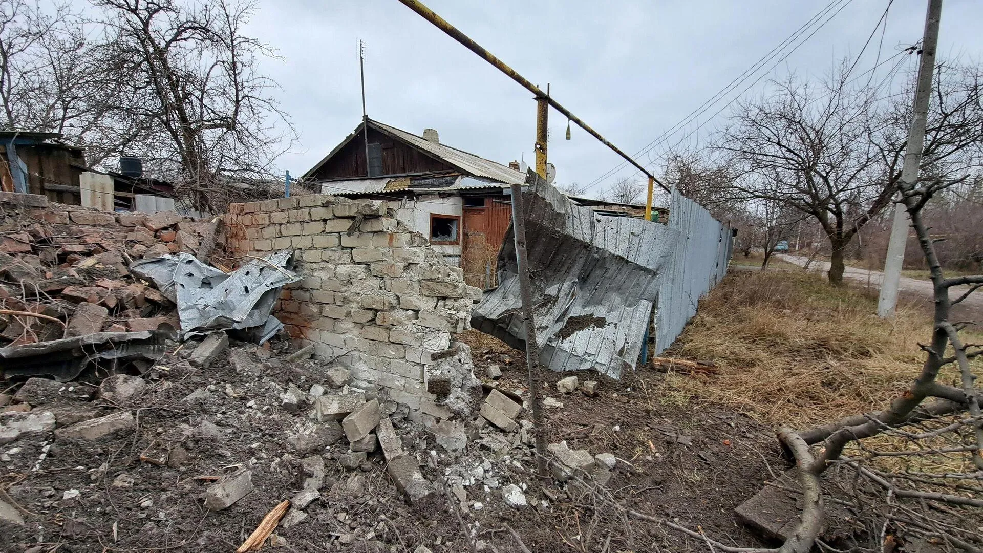 Школа и жилой дом пострадали в Горловке после обстрела ВСУ | 360°