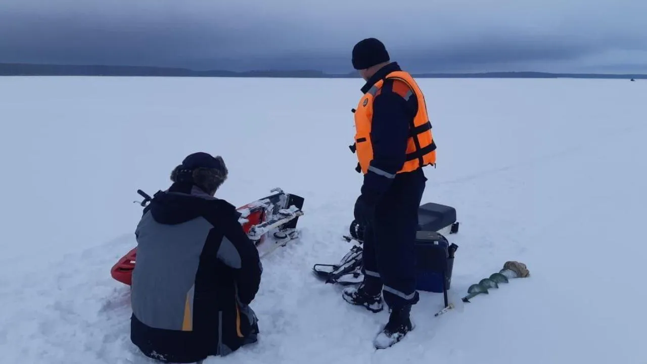В Дубне спасли пожилого рыбака, который застрял на льду Иваньковского водохранилища