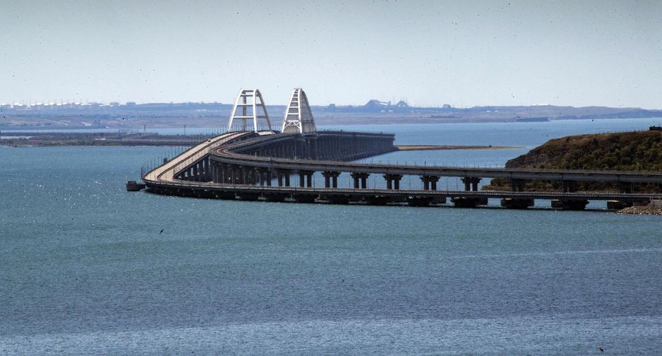 Движение транспорта по Крымскому мосту временно приостановили
