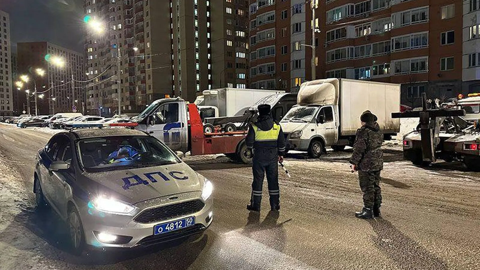 Эвакуация неправильно припаркованных грузовиков продолжается в поселке Дрожжино Ленинского округа 