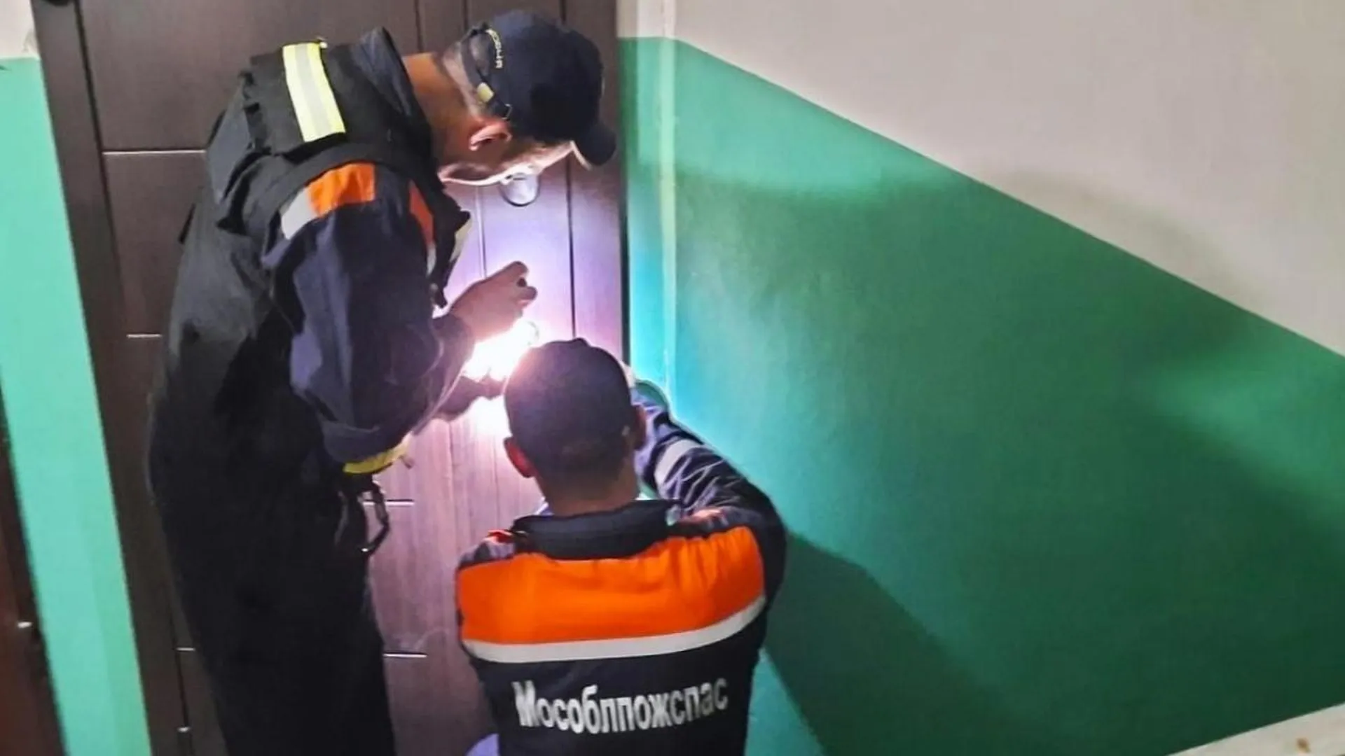 Спасатели в Можайске помогли жительнице попасть в запертую квартиру к ребенку