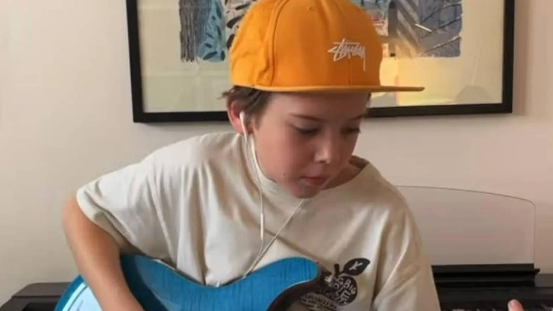 Сын Жанны Фриске опубликовал в соцсетях ролик с игрой на электрогитаре