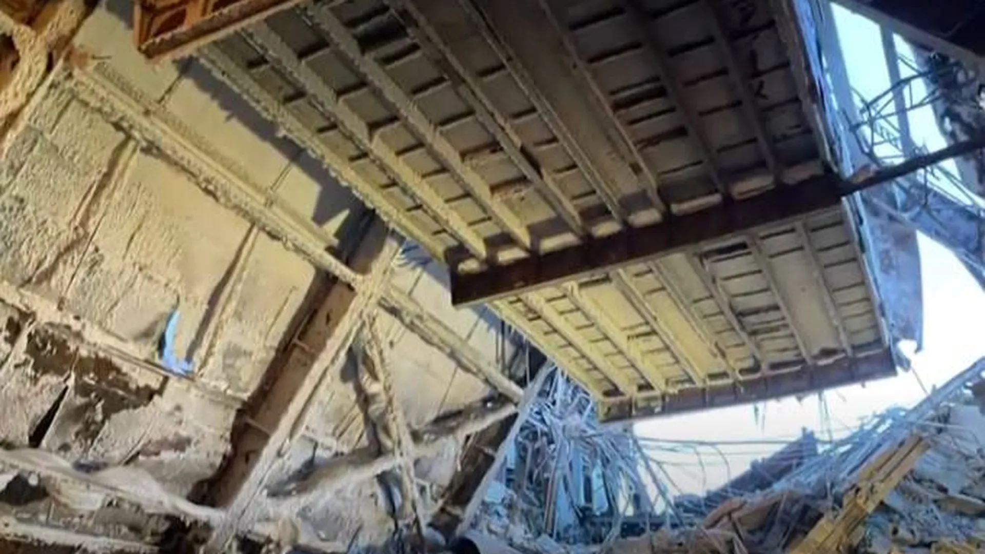 СМИ: спасатели в Норильске обнаружили место, где под завалами могут оставаться люди