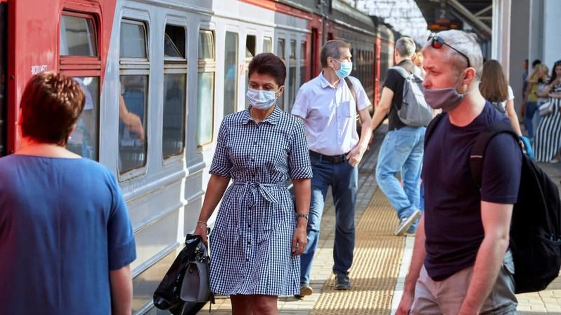 Две тысячи предупреждений получили пассажиры электричек за проезд без масок в Подмосковье