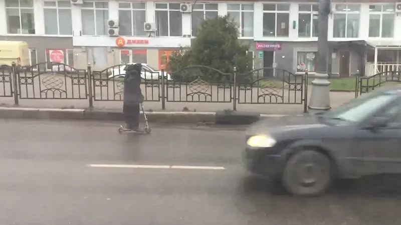 Монашка на самокате гоняет по встречке в Сергиевом Посаде