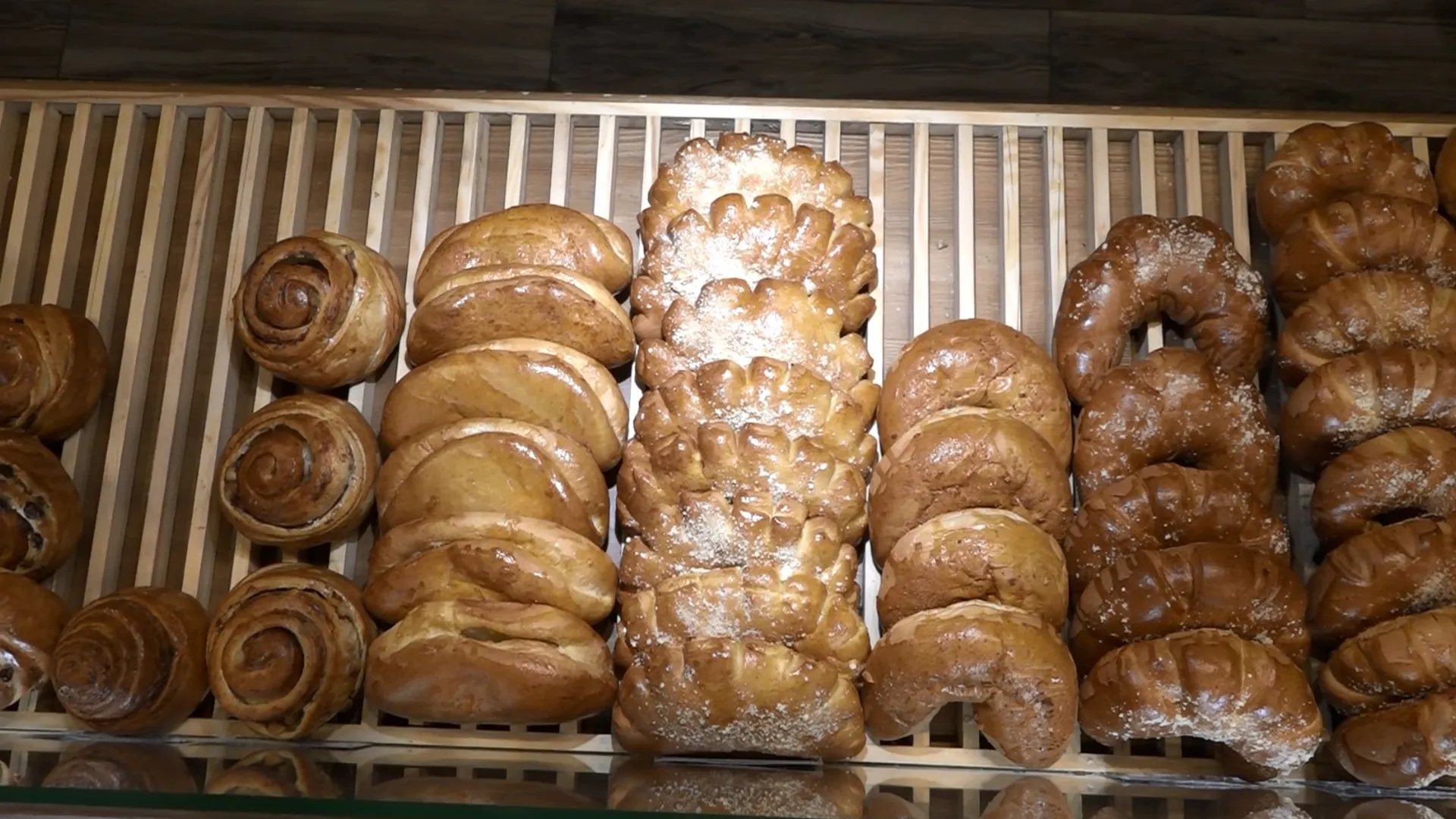 Подмосковная пекарня бесплатно доставляет хлеб пожилым людям