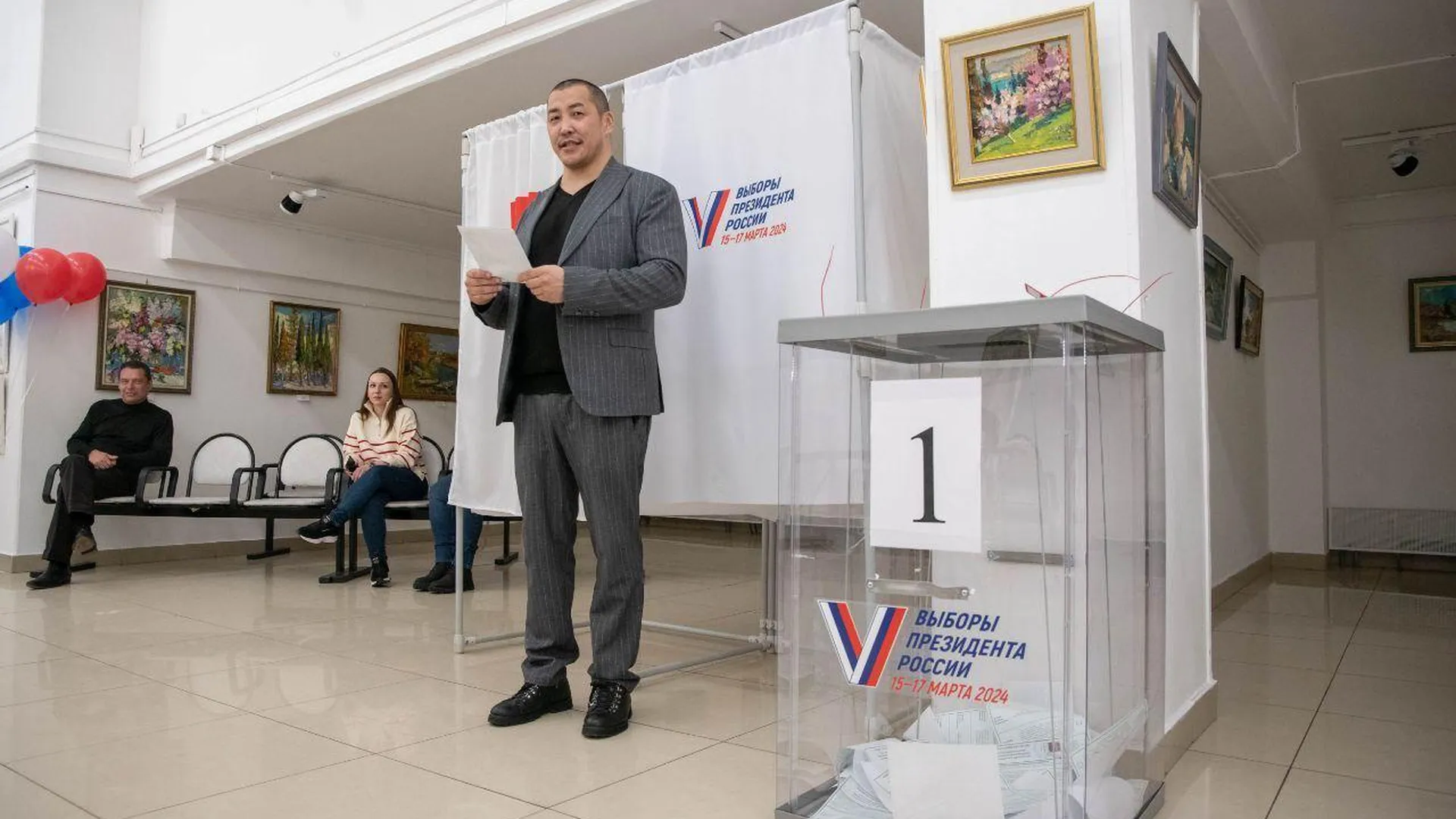 Актер театра и кино Амаду Мамадаков проголосовал на выборах президента в Реутове