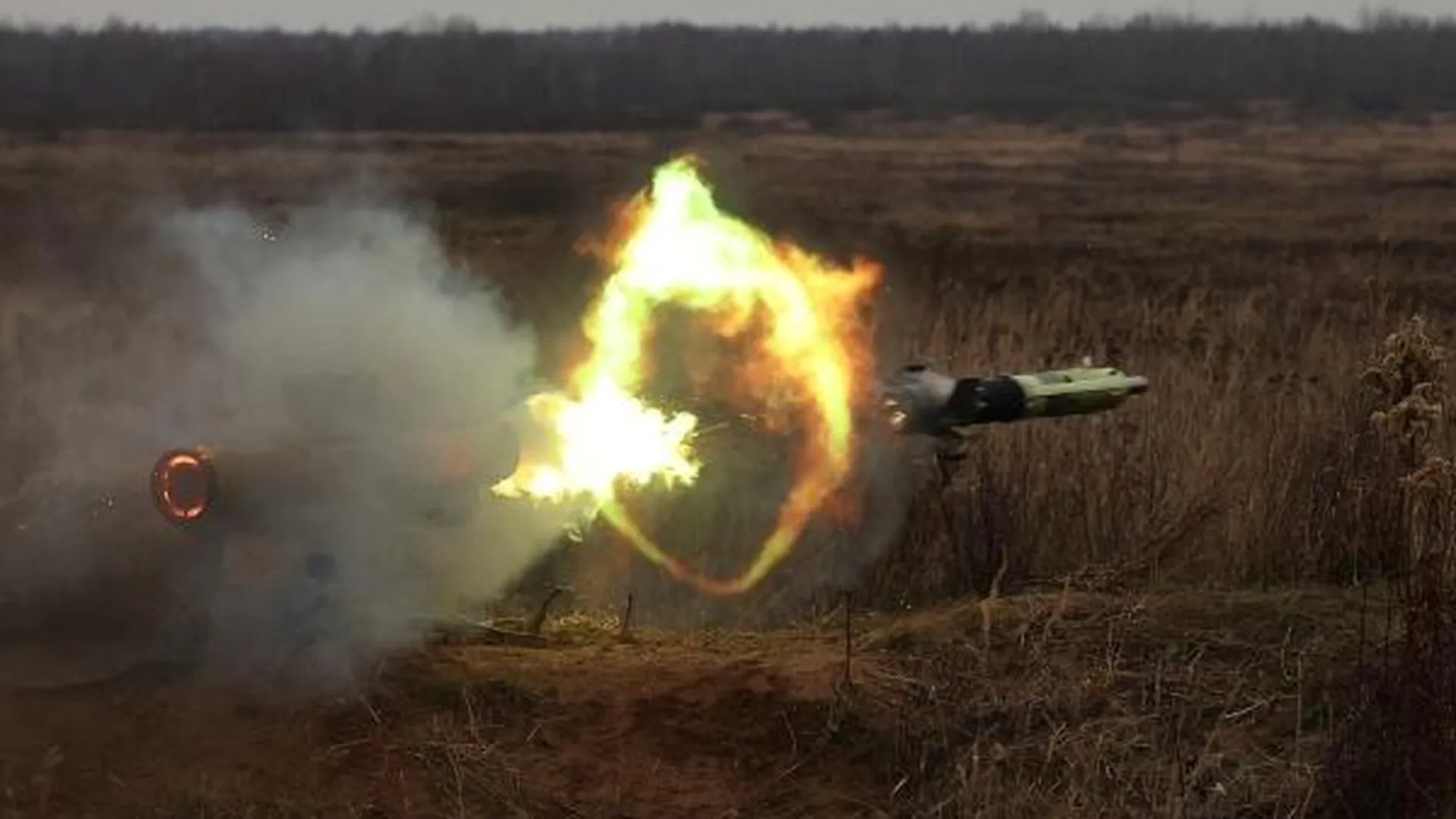 Военнослужащий проводит боевые стрельбы из ПТРК «Фагот»