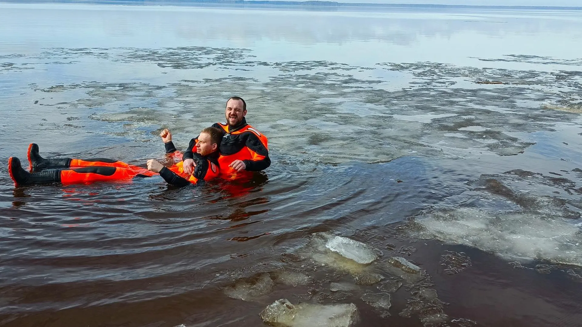 Тренировки по спасению человека на воде прошли на Иваньковском водохранилище в Дубне