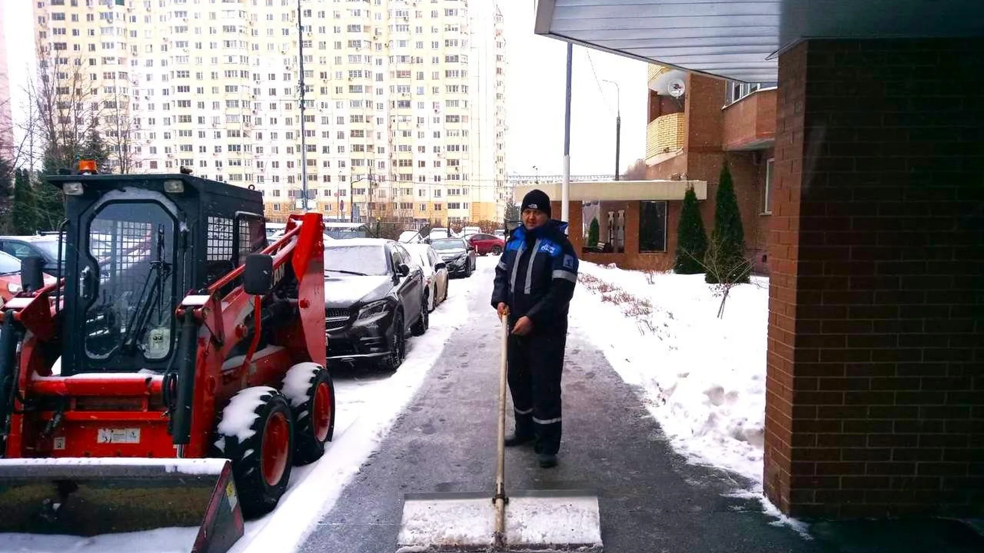 Дворник из Долгопрудного помогает горожанам расчищать автомобили от снега
