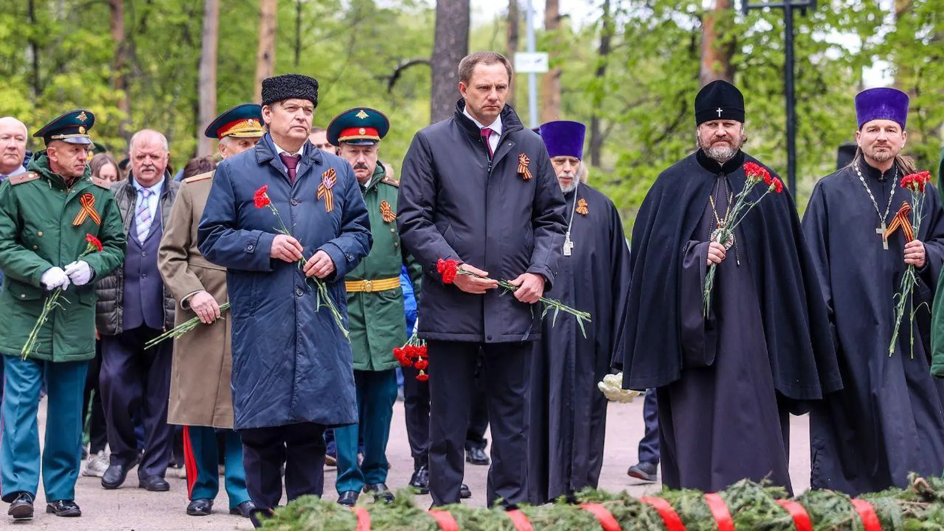 Глава Красногорска Волков в День Победы почтил память героев у мемориального комплекса