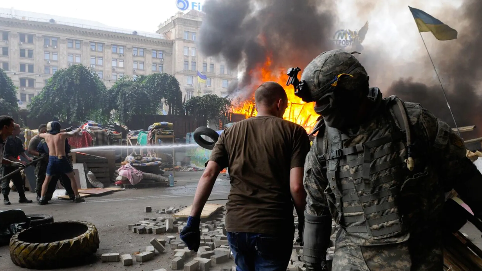 Горящие автомобильные покрышки, которые подожгли активисты Майдана, протестующие против разбора баррикад и палаточного лагеря на площади Независимости, 2014 год