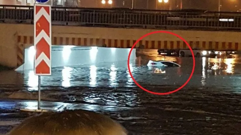 Машина утонула на парковке ТЦ «МЕГА Белая Дача» в  Котельниках