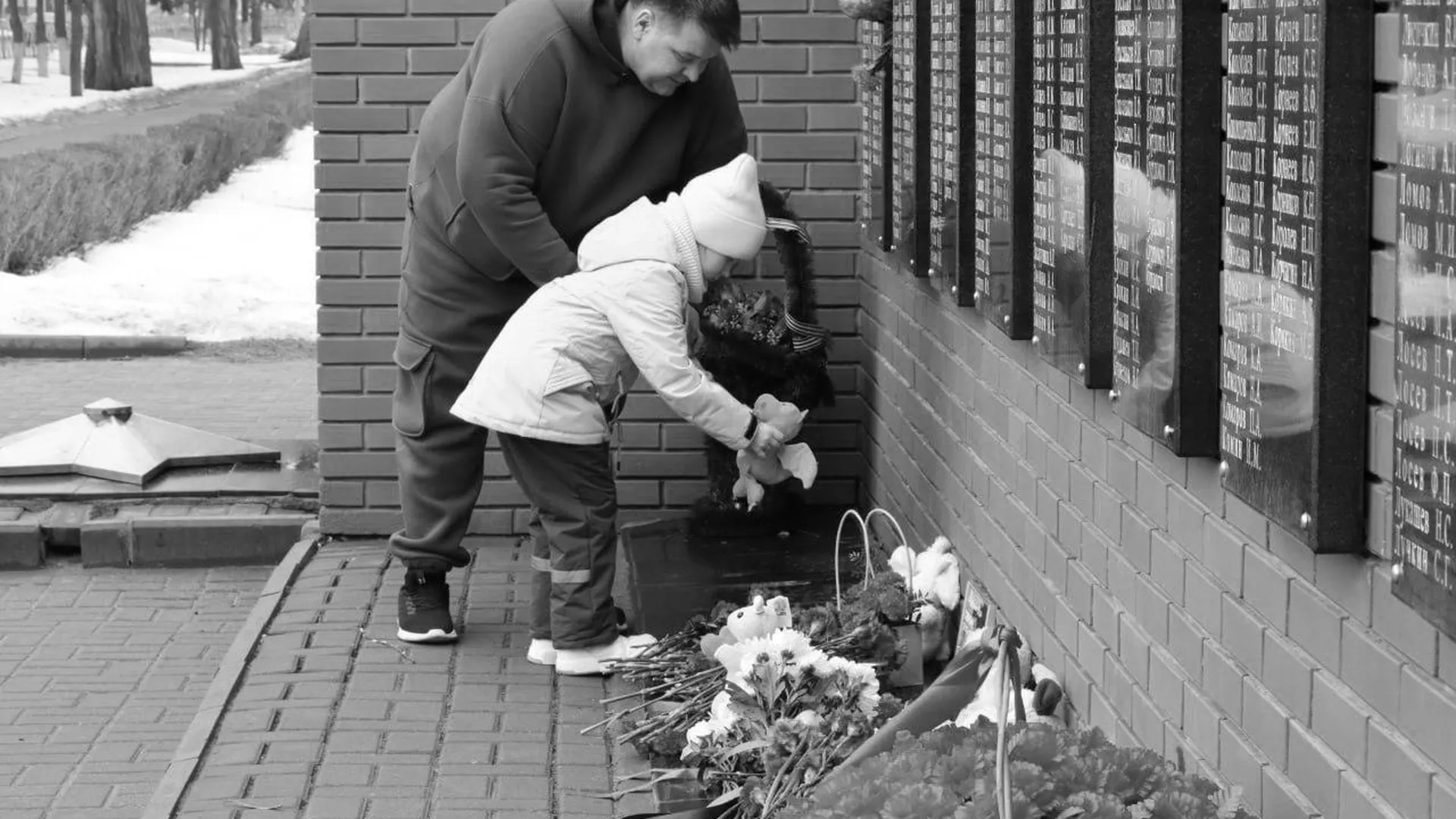 Несут цветы и игрушки. Стихийный мемориал памяти жертв теракта создали в Серебряных Прудах