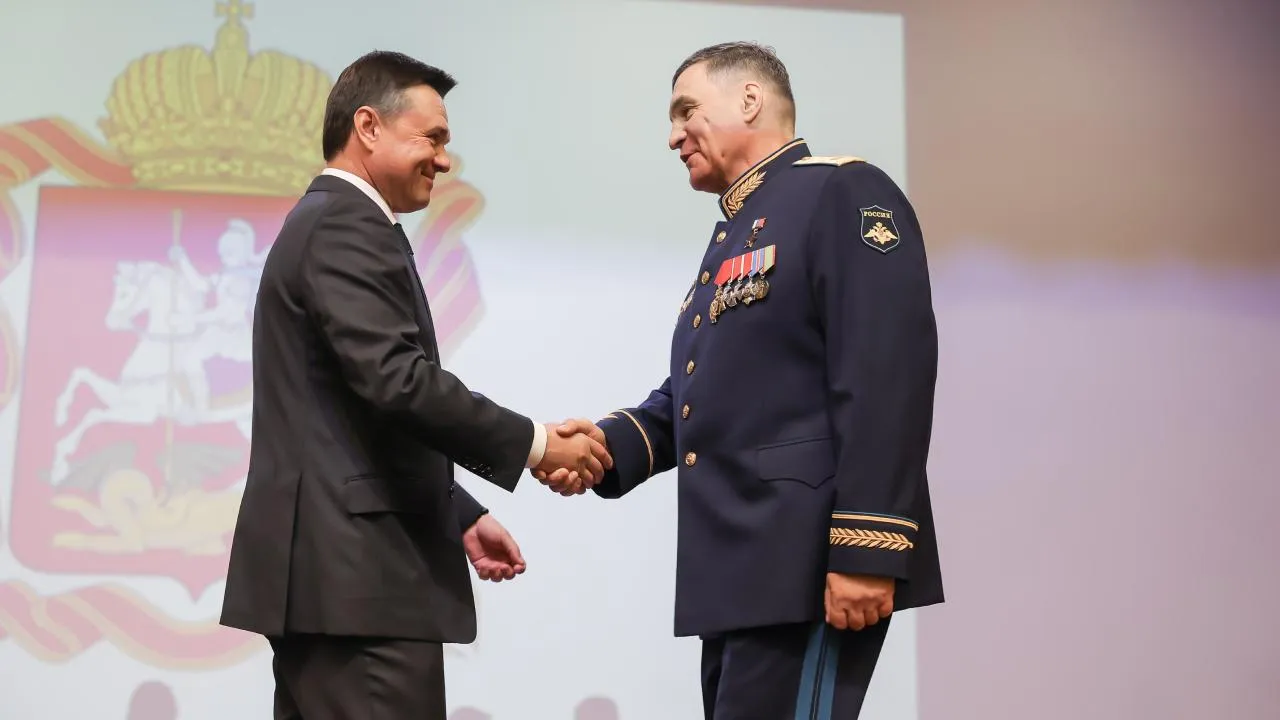 Губернатор Подмосковья поздравил 45-ю бригаду спецназа ВДВ c юбилеем и вручил военнослужащим награды